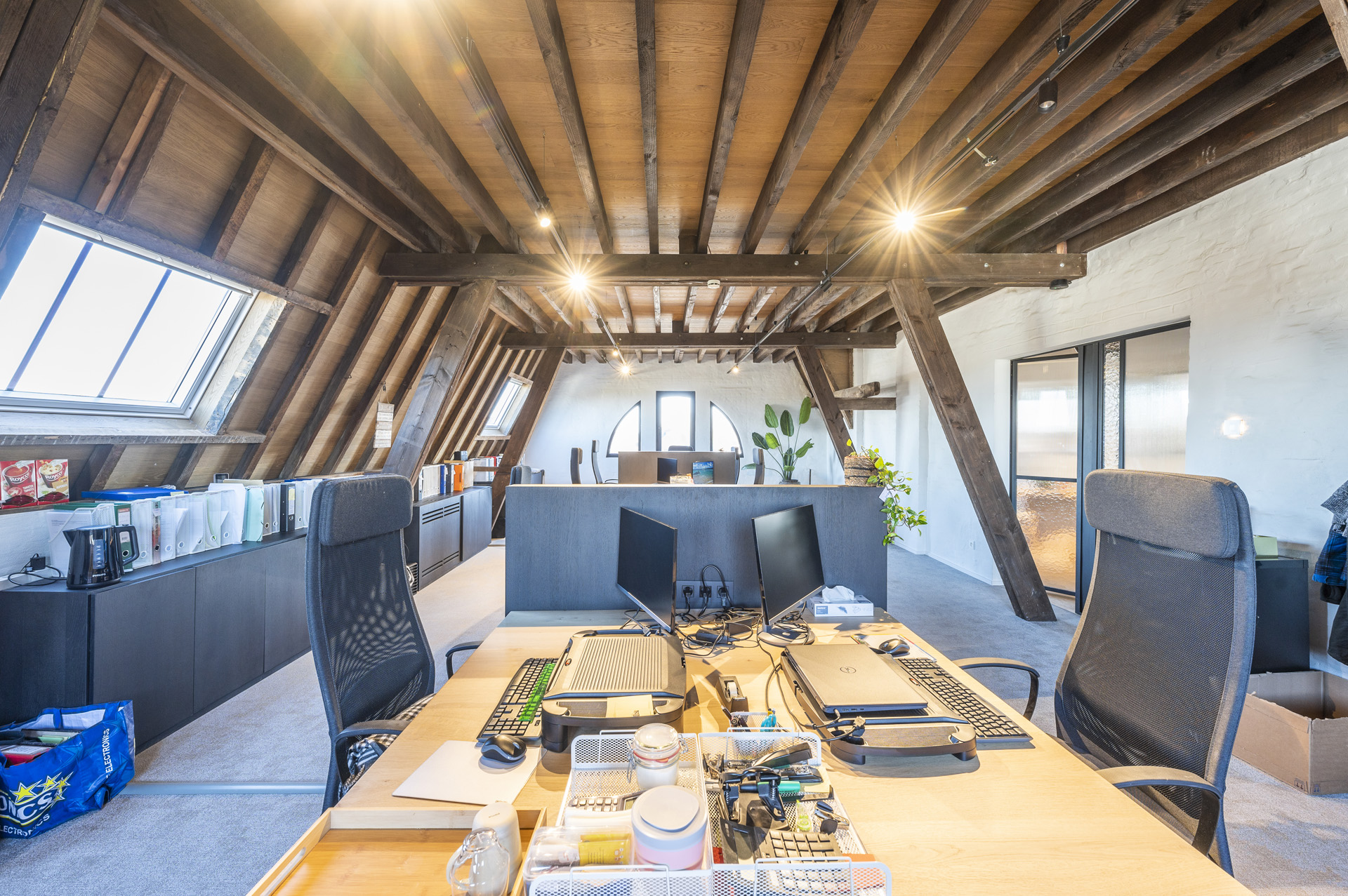 Werkruimte in Het Huis met houten balken en daglicht