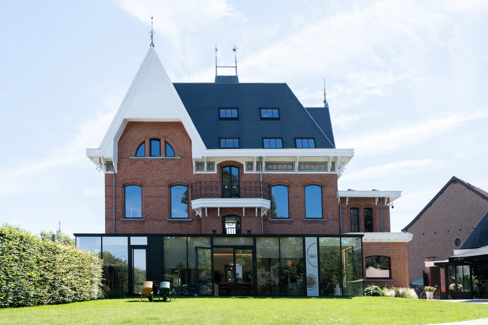 Het notarishuis met de glazen aanbouw en de tuin