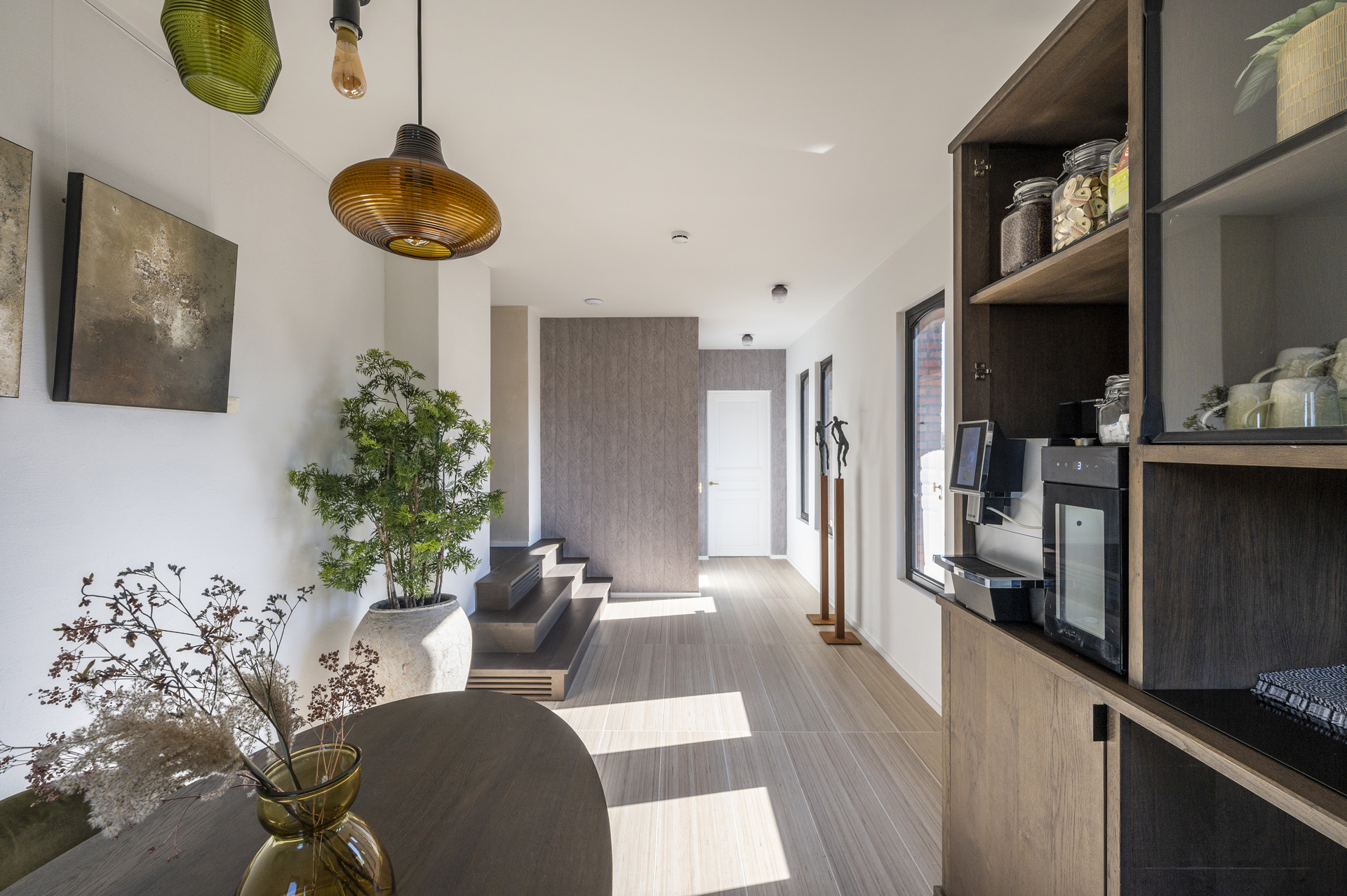 Een private office in Het Huis met daglicht en hout