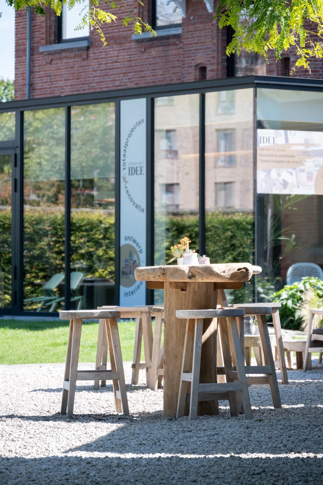Statafels klaargezet voor een receptie in de tuin