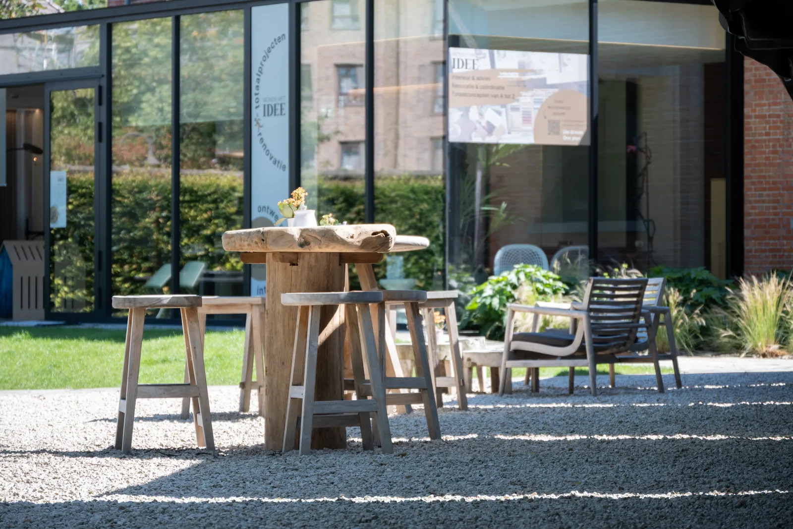 Het terras van Het Bijhuis in de tuin
