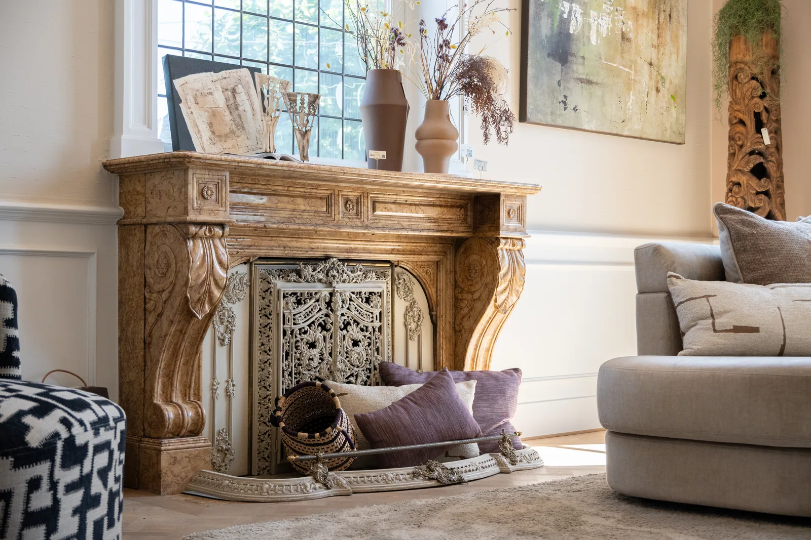 Klassieke schouw met zetels in de showroom van Wonen Met Idee