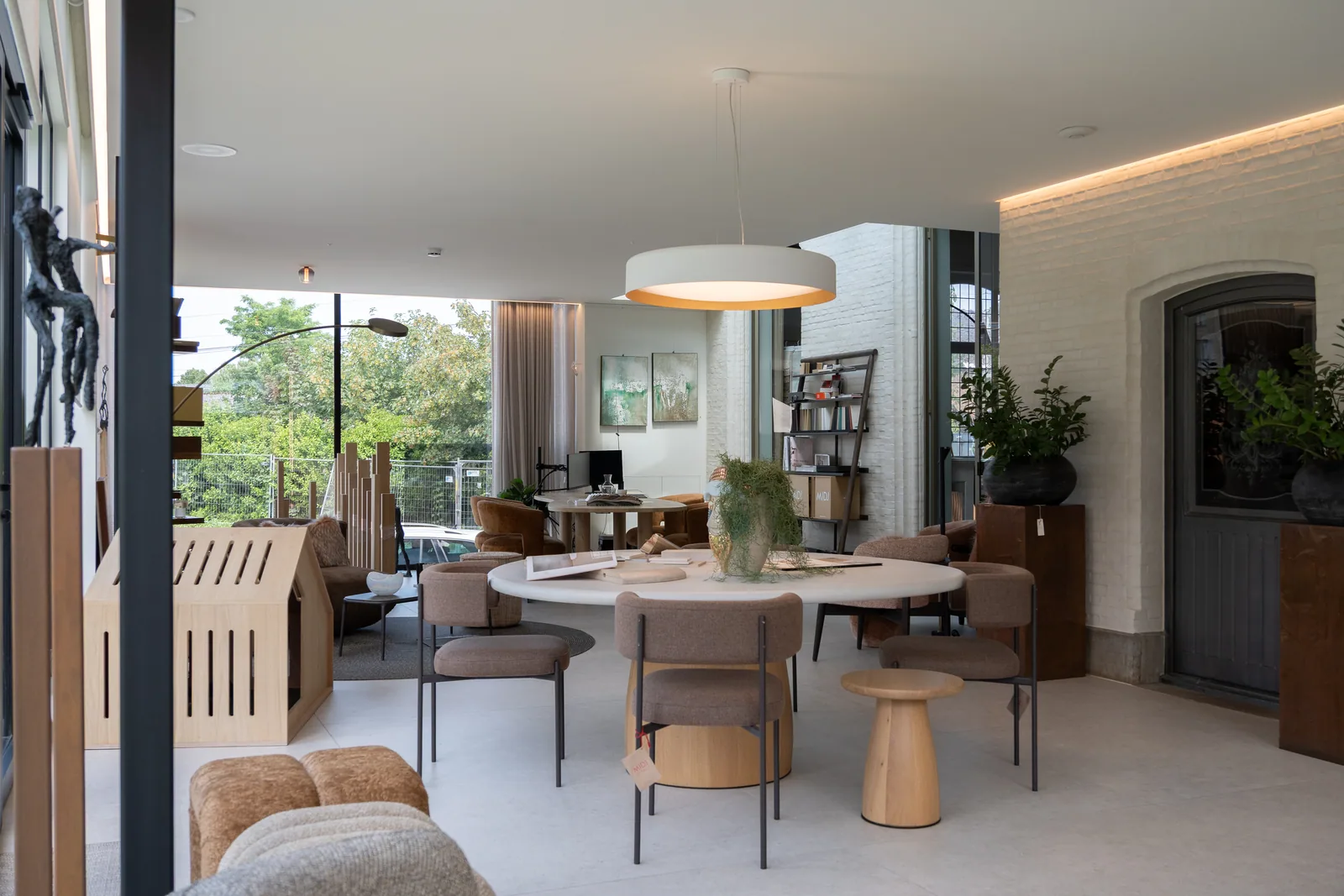 Eettafel en zithoek in de showroom bij daglicht